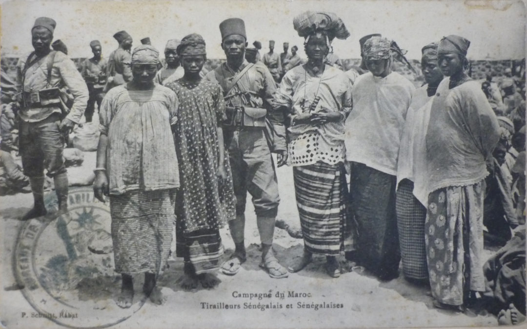 Photo d'époque de tirailleurs sénégalais et sénégalaises.